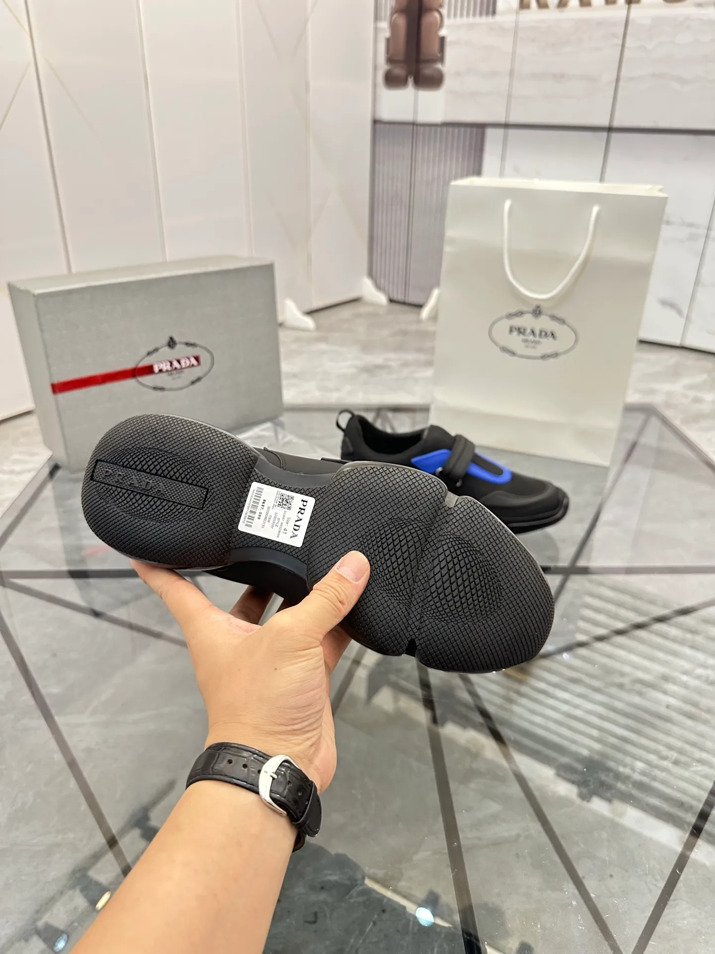 Men's shoes: 💰P500¥ High-end top quality Product trademark: Prada *"Prada*" low-top casual shoes Regular size: 38-45 (can be customized to 46) One size larger Product materials: imported breathable fly weave upper, professional glue-making process, breathable lining, cowhide foot pads, original outsole. No.: 001